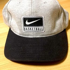 Nike Basketball hat like new.
